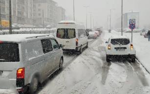 Kar yağışı trafiği felç etti...