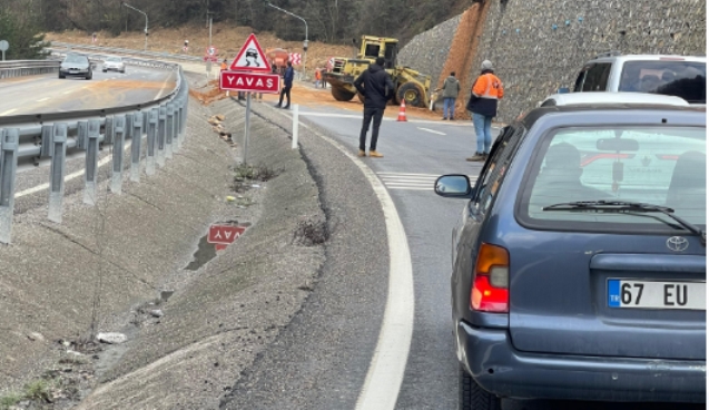 Ereğli Karayolunda heyelan yolu kapattı...