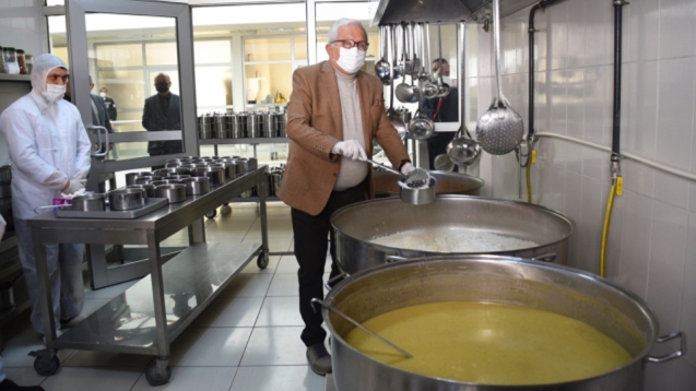 Sıcak yemek ve gıda kolilerinin dağıtımına başlandı...