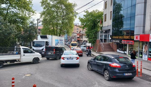 Trafik kilitlendi... Sürücüler isyan etti...