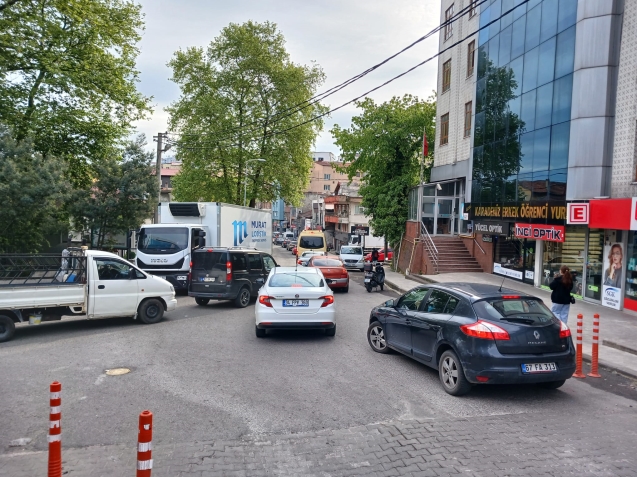 Trafik kilitlendi... Sürücüler isyan etti...
