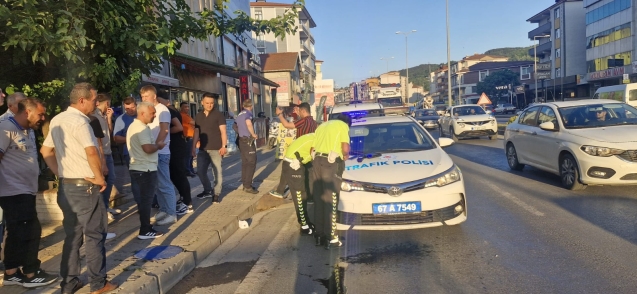 Karşıdan karşıya geçecekti...Motosiklet çarptı...