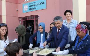 OKUL MÜDÜRÜNDEN ÖĞRENCİLERİNE JEST...