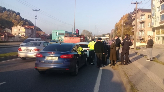 Zincirleme trafik kazasında 3 araç birbirine girdi...