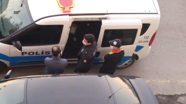 Sokakta sigara içen 2 kişiye ceza kesildi...