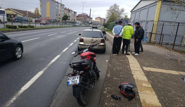Motoru kaydırdı… Otomobillere çarptı…