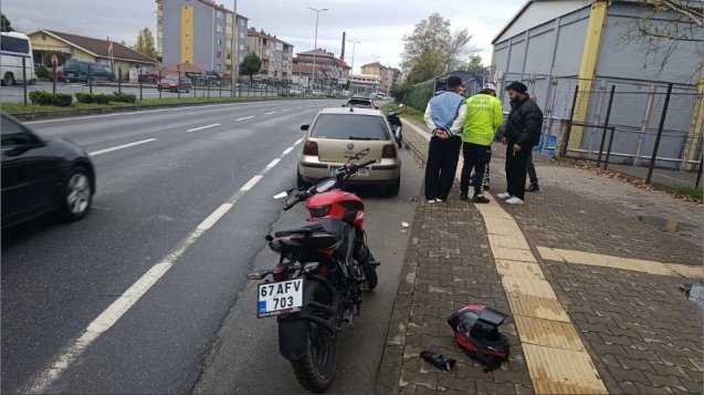 Motoru kaydırdı… Otomobillere çarptı…