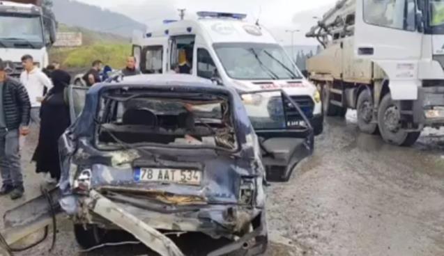 Otomobil ile kamyon çarpıştı... 1'i çocuk 5 kişi yaralandı..