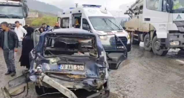 Otomobil ile kamyon çarpıştı... 1'i çocuk 5 kişi yaralandı..