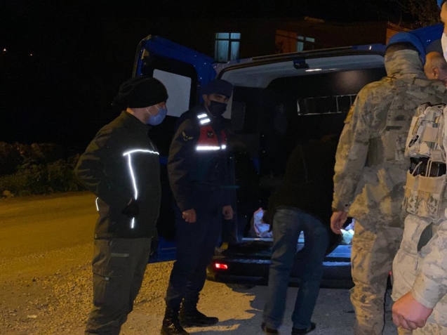 Karaca yavrusunu jandarma kurtardı...