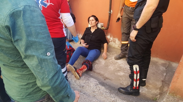 Tartıştığı komşusunu bıçaklayarak kaçtı..
