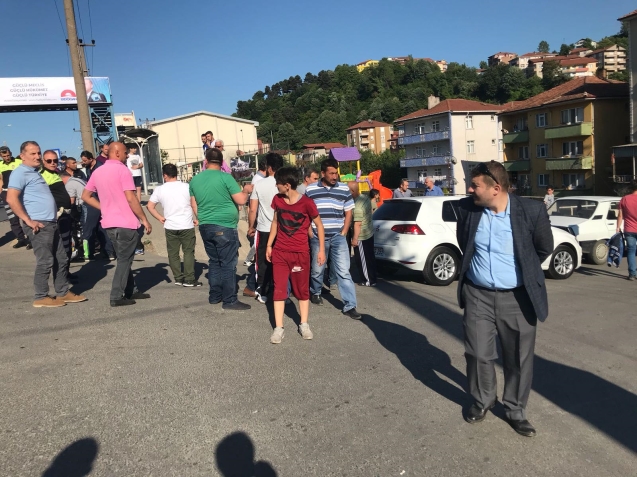Yol verme kavgası… Tekmeler yumruklar havada uçuştu…