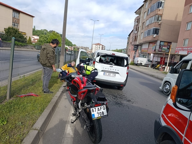 Bir anlık dikkatsizliği sonucu kamyonete çarptı...