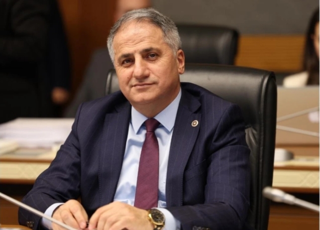 Ne mutlu demokrasiye, bayrağa, ezana sahip çıkanlara!