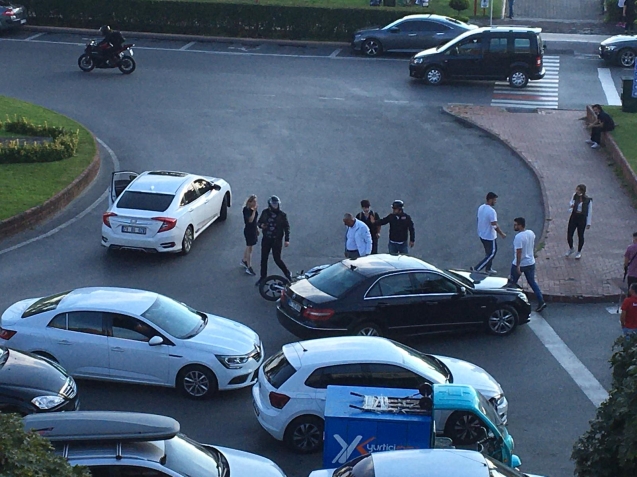 Motosiklet ile otomobil çarpıştı..1 yaralı...