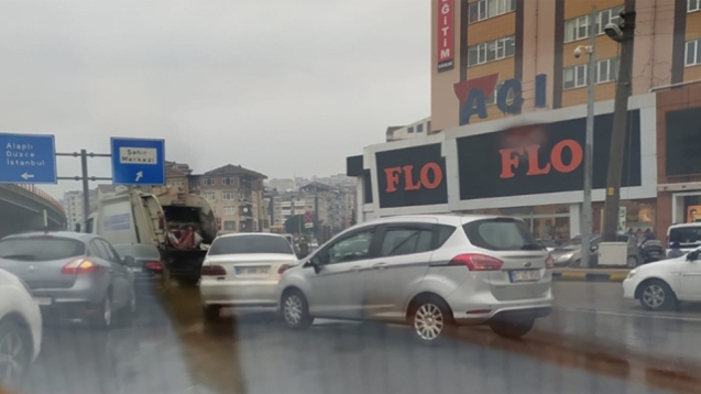Otomobiller çarpıştı...Trafik durma noktasına geldi...