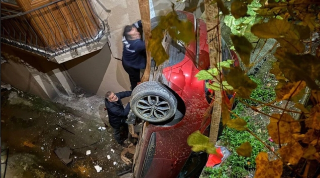 Feci kaza... sürücünün aracı apartman boşluğuna düştü..