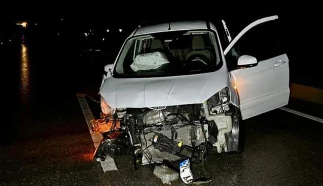 Tekerlek fırladı, araç bariyerlere saplandı: 3 yaralı!