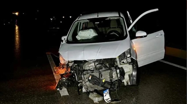 Tekerlek fırladı, araç bariyerlere saplandı: 3 yaralı!