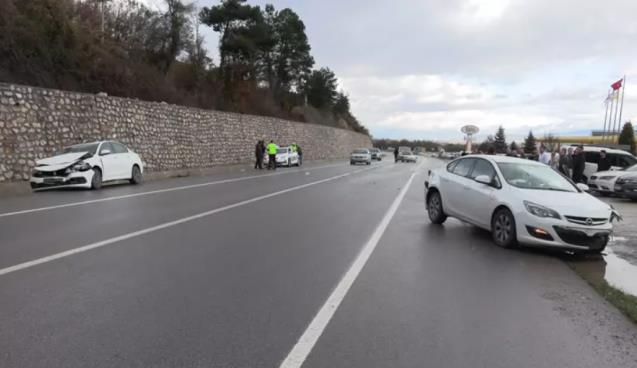 Feci kaza...3 araç birbirine girdi, 3 yaralı..