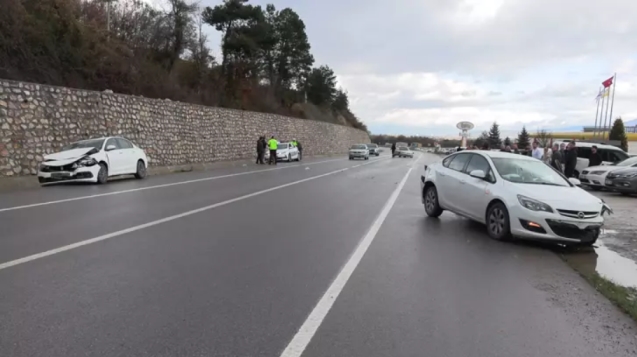 Feci kaza...3 araç birbirine girdi, 3 yaralı..