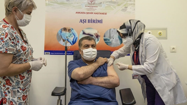 Bakan Koca KoronaVAC aşısını oldu…