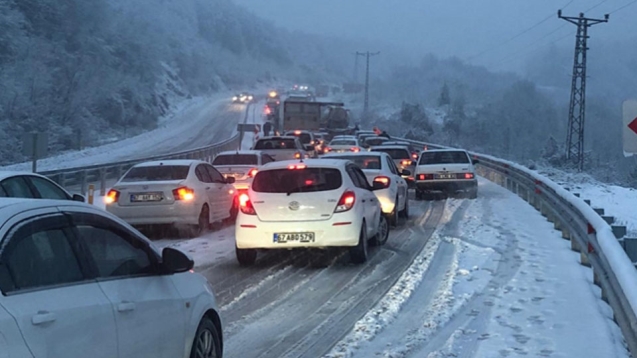 Yoğun kar yağışı sonucu yollar tıkanma noktasına geldi...