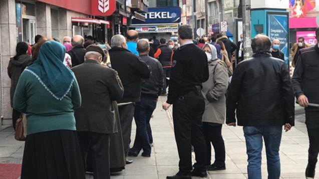 Sosyal mesafe düzenine uymayan vatandaşlar dikkat çekti...