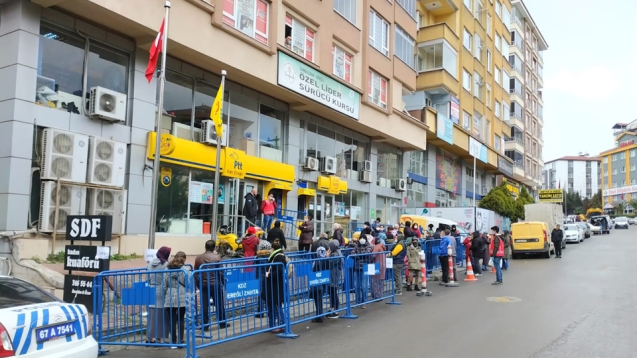 EMNİYET,PTT GÖREVLİLERİNE VE VATANDAŞLARA YARDIMCI OLDU...