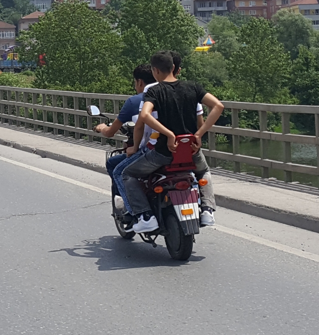 Üçü bir yerde… Tehlikeli yolculuk…