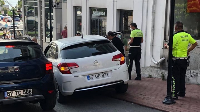 Kontrolden çıkan araç kaldırıma çıktı...