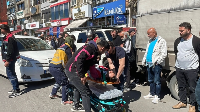 Motosikletli kurye park halindeki aracın altına sürüklendi..