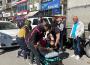 Motosikletli kurye park halindeki aracın altına sürüklendi..