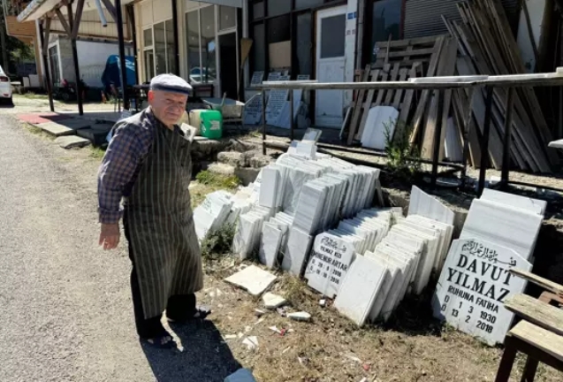 Kendi için 2 ayrı mezar taşı yaptı...