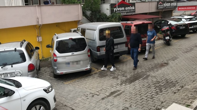 Hırsızlık yaptığı iddiası ile gözaltına alındı.