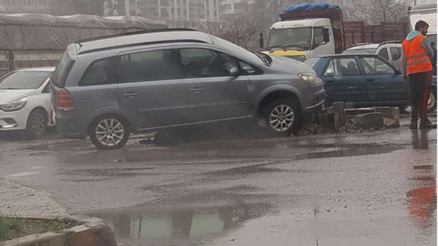 Kavşağa çarparak durabildi...