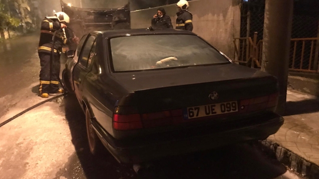 Park halinde ki otomobil aniden alevlere teslim oldu...