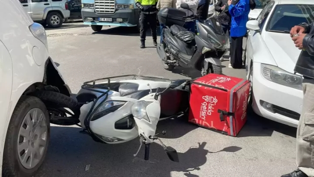 Önündeki otomobile çarptı... Sürücü hastaneye kaldırıldı...