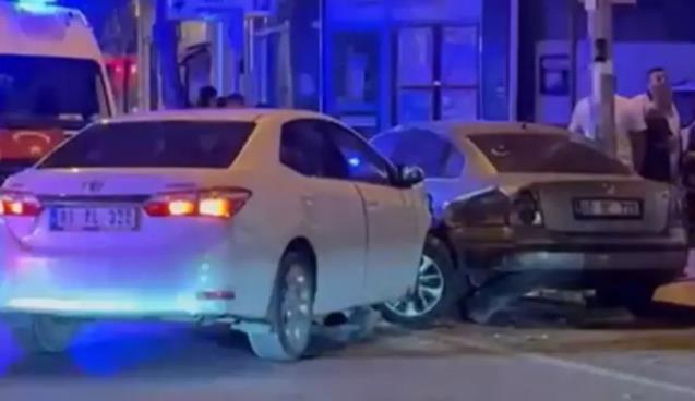 Alkollü sürücü, park halindeki 2 araca çarptı...