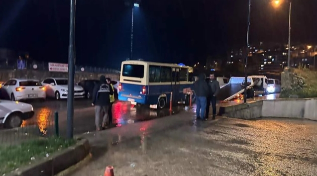Acil Servis önünde dolmuş çarptı... Kurtulamadı...