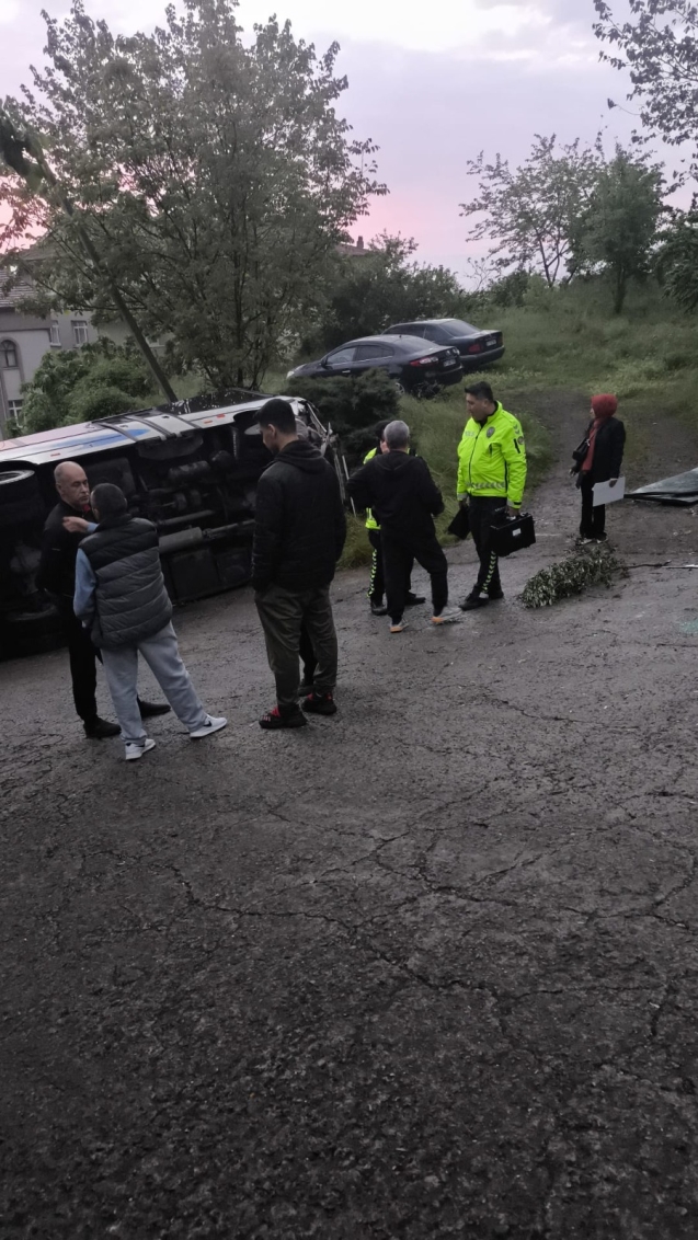 Kontrolden çıktı... Cipe çarpıp devrildi...