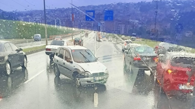 Kazada iki araçta da maddi hasar meydana geldi.