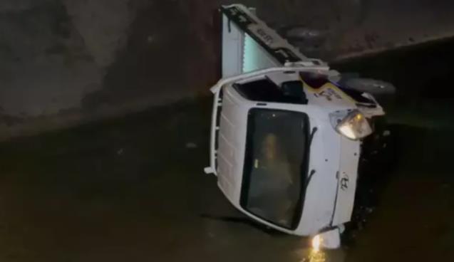 Alkollü sürücü sulama kanalına devrildi...