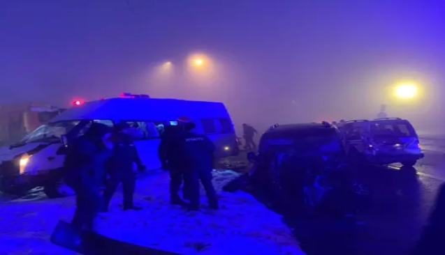 Yoğun sis'de zincirleme kaza... 6 yaralı...