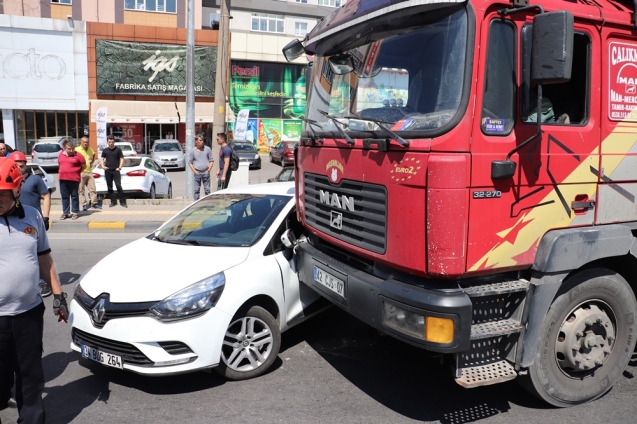 Kavşakta çarpıştılar…