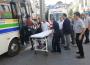 Ambulansı beklemedi, bayılan kadını hastaneye yetiştirdi… 