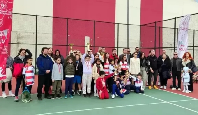 En prestijli tenis turnuvasına yoğun katılım...