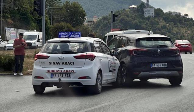 Ehliyeti alamadan kazaya karıştı...