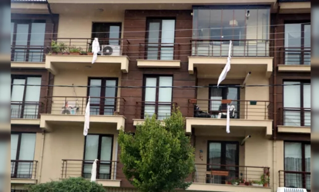 Kartalkaya duruşması öncesi, evlerine çarşaf astılar...