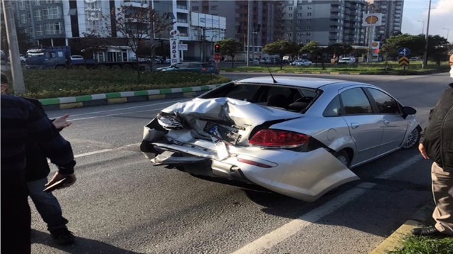 Kırımızı ışıkta bekleyen otomobile TIR çarptı...